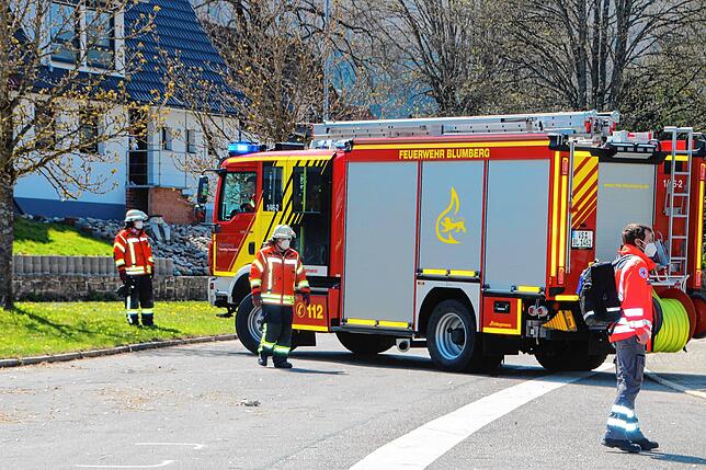 In der Tevesstraße kam es am Dienstag zu einem Vorfahrtsunfall. Die Feuerwehr sperrte die Straße ab. Bild: Bernhard Lutz