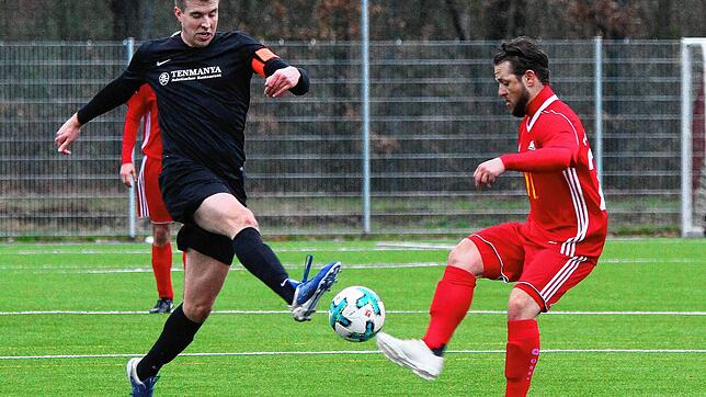 Derby zum Saison-Auftakt: Dan Stengritt (rechts) erwartet am ersten Bezirksluga-Spieltag den Nachbarn SG FC Wehr-Brennet mit Marco Götz.