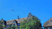 Kurz nach 13 Uhr drehte der Polizeihubschrauber Richtung Westen ab. Auf diesem Foto fliegt er über die Heinrich-Hansjakob-Schule.