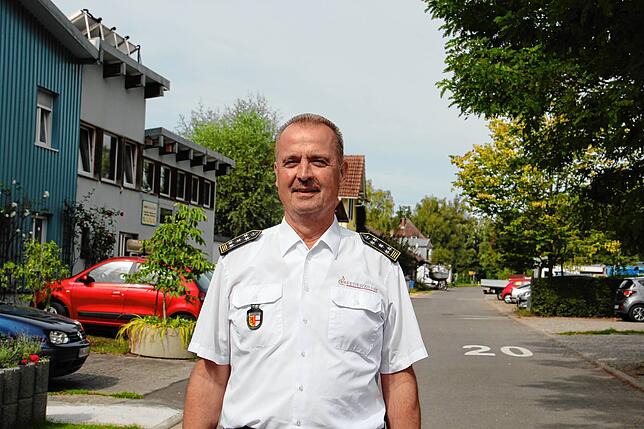 Der Radolfzeller Feuerwehrkommandant Helmut Richter war als Erster an der Brandstelle. Er konnte sehen, wie die Flammen das Dach durchzogen.