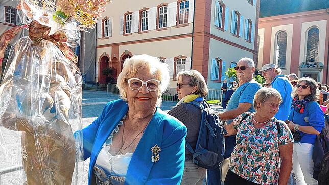 Die 86-jährige Ruth Achatz aus Friedrichshafen möchte der Königin eine hölzerne Madonna überreichen, die sie einst von ihrem ...