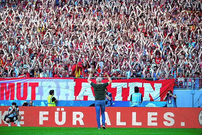Beklatscht, bejubelt und mit stehenden Ovationen gefeiert: Christian Streich nach dem letzten Heimspiel als Trainer der ...