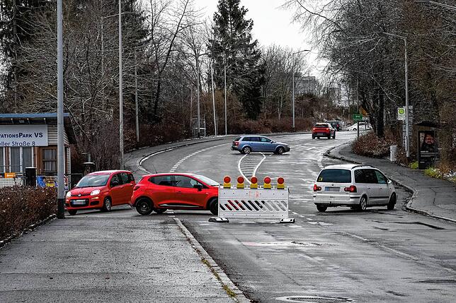 Wie man auf diesem Bild sieht, fahren zahlreiche Autos bis zur Absperrung und müssen dann doch umdrehen.