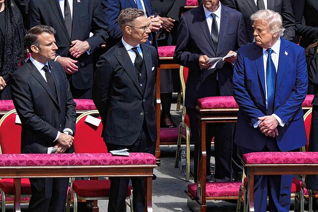 Emmanuel Macron, Präsident von Frankreich, der finnische Präsident Alexander Stubb und Donald Trump, Präsident der USA, nehmen an der ...