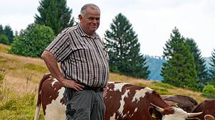 Landwirt Markus Kaiser (59) bei seinen Weiderindern im Schwarzwald.