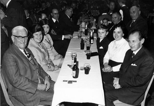 Bürgermeister Alois Deufel (links) und sein Nachfolger Franz Ziwey (rechts) sitzen mit ihrem Familien am 7. November 1969 zusammen – ...