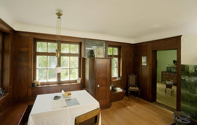 Einer der Räume im Gaienhofener Hermann-Hesse-Haus: das Speisezimmer der Familie Hesse in weitgehend originaler Möblierung.