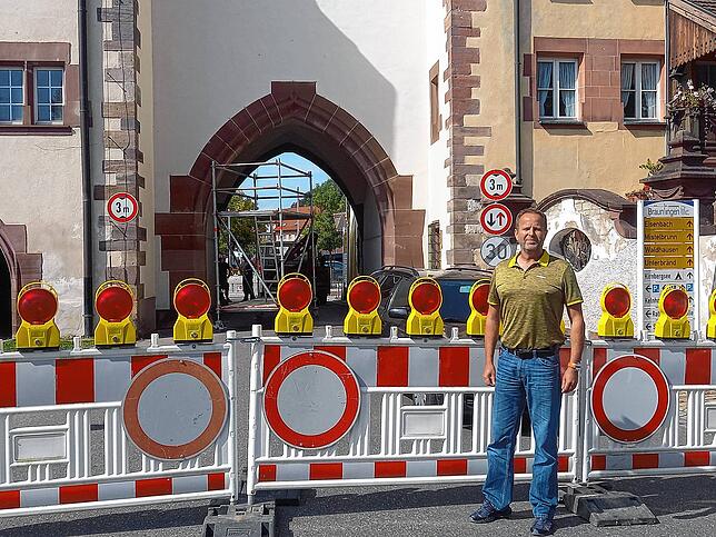Alexander Misok vom Stadtbauamt sorgt mit seinem Bauhofteam darfür, dass das Mühlentor nicht komplett gesperrt ist.