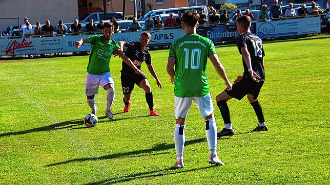 Der Donaueschinger Kapitän Max Schneider (links) wird vom Villinger Leo Albrecht angegriffen. Raphael Schorpp (DJK) und Ryan Hertrich ...