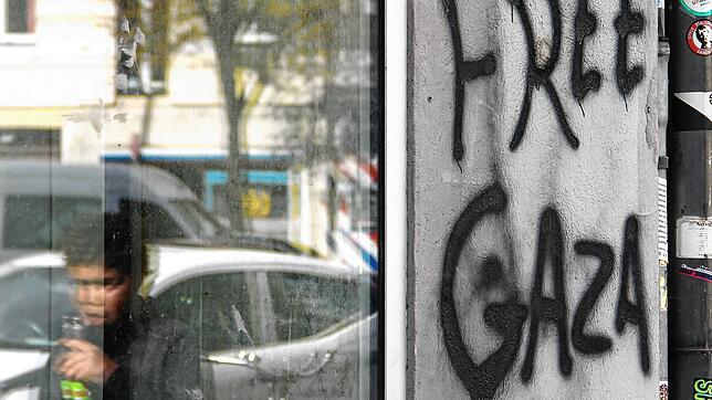 &bdquo;Free Gaza&ldquo; &ndash; frisch gesprüht auf eine Hausmauer. Hinter diesem Kampfruf stecken arabische Unterstützer der Hamas.
