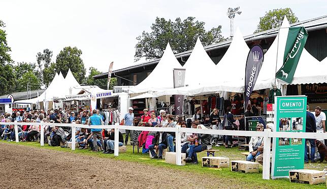 Hier die Ausstellung und Gastro am Abreiteplatz direkt hinter der großen Tribüne, auch diese Aufnahme ist aus 2019.