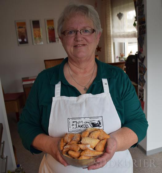 Und fertig sind die leckersten Fasnetsküchle der Welt! Hier stolz präsentiert von der Singener Obernärrin Gabi Waibel, bei der wir uns ...