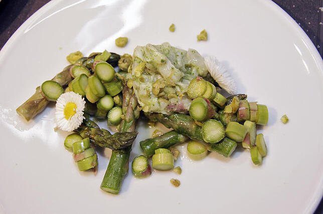 Die Vorspeise: Ceviche vom Wolfsbarsch mit zweierlei Spargel.