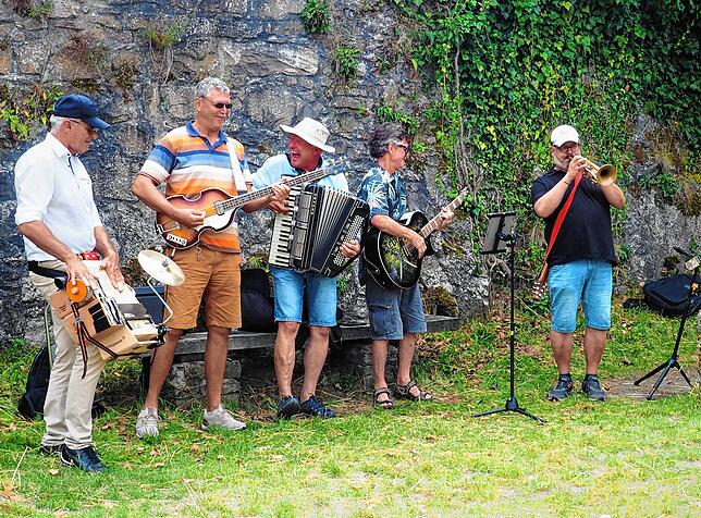 Bild 3: Viele tausend Besucher feiern auf der Burg Hohentwiel