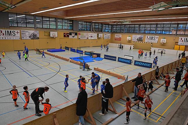 Spaß und gute Laune beim FUNino: Beim Hallenturnier des FC Wehr spielten die Kleinsten nach den modifizierten Kinderfußballregeln des ...