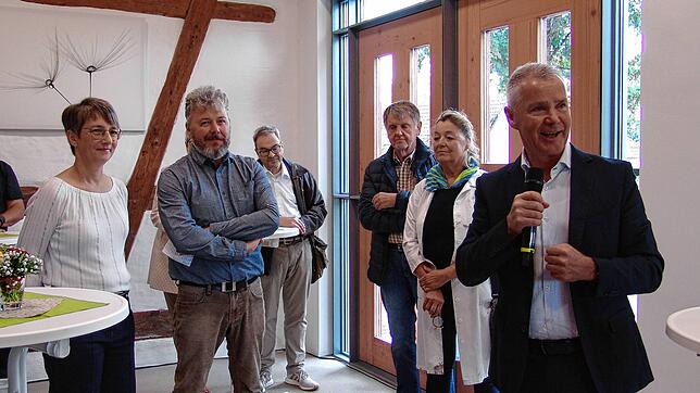 Karin und Wilfried Gommeringer (von links) lauschen den einleitenden Worten von Bürgermeister Manfred Härle (rechts) anlässlich der ...
