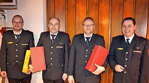 Florian Meier (von links), Rainer Kroll und Klaus Muffler werden von Abteilungskommandant Dominic Groß für ihren langjährigen aktiven ...