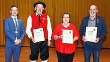 Bürgermeister Sebastian Stiegeler mit den geehrten Bürgern Bernd Vogelbacher, Gisela Satzer und Manfred Fehrenbacher (von links). Bild: ...