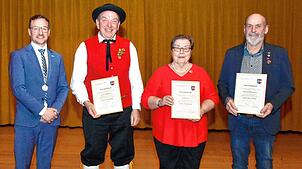 Bürgermeister Sebastian Stiegeler mit den geehrten Bürgern Bernd Vogelbacher, Gisela Satzer und Manfred Fehrenbacher (von links). Bild: ...
