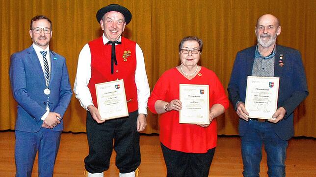 Bürgermeister Sebastian Stiegeler mit den geehrten Bürgern Bernd Vogelbacher, Gisela Satzer und Manfred Fehrenbacher (von links). Bild: ...