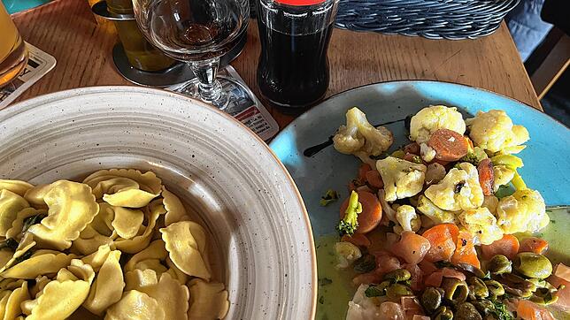 Tortelloni (links) und Fischfilet mit Oliven, Kapern und Tomaten. Der Mittagstisch im Allegretto lockt mit günstigeren Preisen, dabei ...