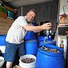 Überall Kronkorken. Joachim Jantzen in seiner Garage. Fast täglich liefern Unterstützer ihre gesammelten Flaschenverschlüsse an.