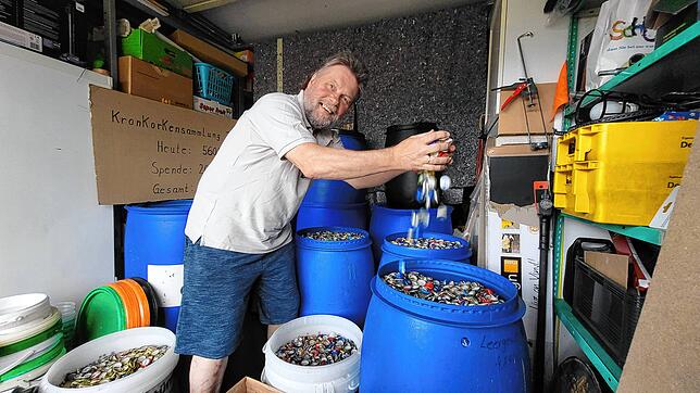 Überall Kronkorken. Joachim Jantzen in seiner Garage. Fast täglich liefern Unterstützer ihre gesammelten Flaschenverschlüsse an.