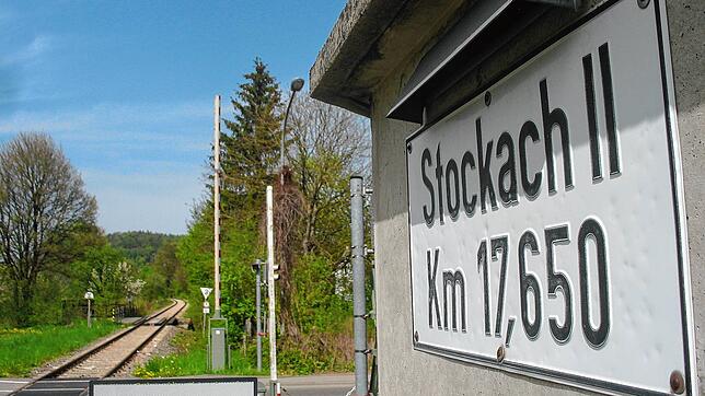 Der Bahnübergang Aachenstraße beim ZG-Kreisel in Stockach.