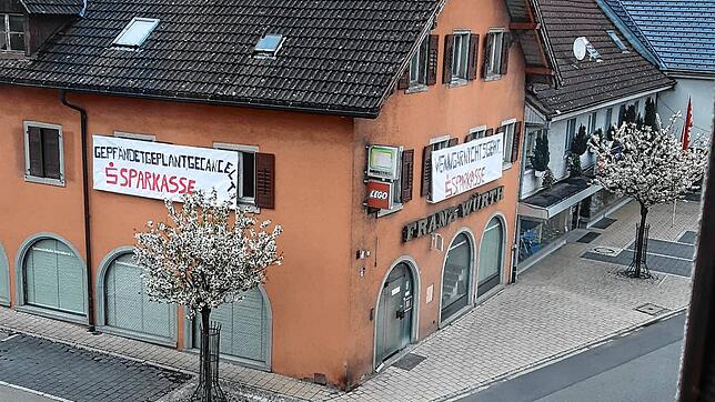 Dass nichts vorwärts geht beim ehemaligen Geschäftshaus Schreibwaren Würth in Stühlingen, das der Sparkasse Bonndorf-Stühlingen gehört, ...