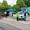 Bürgermeister Michael Schmitt und Cornelia Kammerlander erklären interessierten Bürgern das neue Carsharing in Brigachtal.