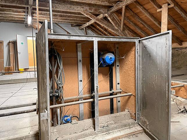Im Dachgeschoss des Kornhauses befindet sich die Anlage für den großen Kronleuchter im Tanzsaal, durch die er hochgezogen und ...