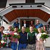 Daniel Duttlinger (vorne, Zweiter von rechts) ist der neue Pächter der Gaststätte Rössle in Mittelstenweiler. Mit ihm arbeiten im ...