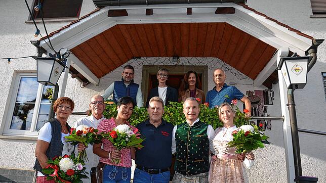 Daniel Duttlinger (vorne, Zweiter von rechts) ist der neue Pächter der Gaststätte Rössle in Mittelstenweiler. Mit ihm arbeiten im ...