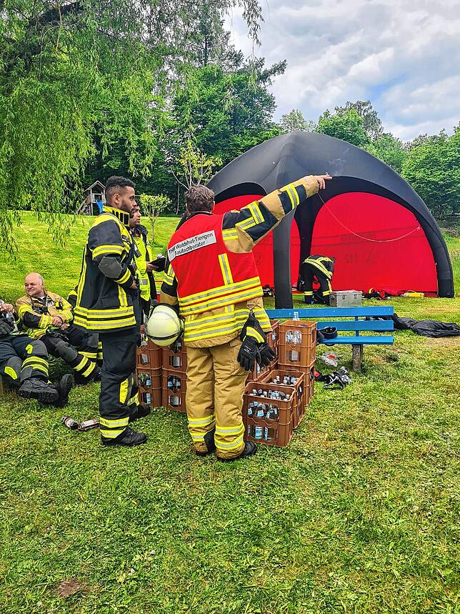 Baufachberater (Technischer Berater Bau) des THW in THW-Weste, allerdings in Feuerwehr-Einsatzkleidung.