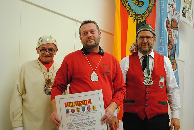 Falk Bottiger (Mitte) von der Bürger- und Narrenzunft Tiengen erhält den Hochrhein-Verdienstorden. Mit ihm freuen sich Markus Rimmele ...