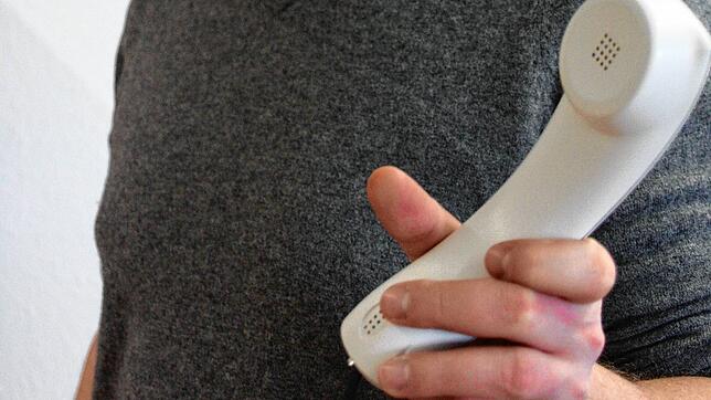 Der Weiße Ring warnt vor Betrügern, die sich am Telefon als Verwandte ausgeben und nach Geld für eine Corona-Behandlung fragen.