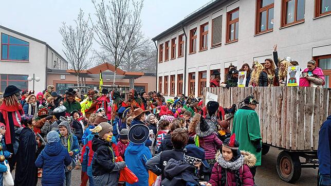 Tanz, Spaß und gute Laune bei der Schülerbefreiung in Kluftern. Die Narren waren auf dem Anhänger angereist.