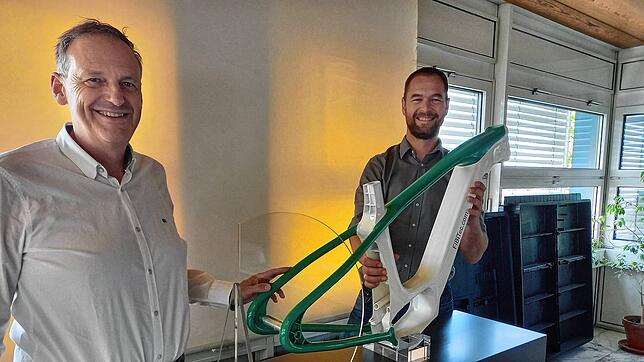 Weber-Fibertech-Geschäftsführer Friedbert Schmitt (links) und Florian Bühler, zuständig für Vertrieb und Marketing, zeigen den in ...