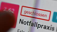 ARCHIV – 25.10.2023, Baden-Württemberg, Stuttgart: Auf einer Internetseite für Arztpraxen im ärztlichen Bereitschaftsdienst ist ein ...