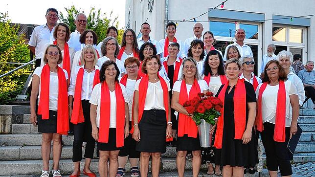 Die Schola Weilheim begeistert mit einem Konzert in der Kirche Peter und Paul in Weilheim. Dirigentin ist Linda Hilpert (vorn, Zweite ...