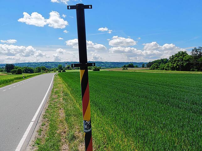 Ein trauriges Bild, aber jetzt im Aufgabenbereich der Hegauer Gemeinden: An diesem Grenzpfahl fehlt das deutsche Bundesgrenzzeichen. Im ...
