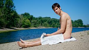 Der Mannheimer Stadtrat Julien Ferrat hat mit diesem Bild im Amtsblatt zu einem FKK-Swinger-Urlaub in Frankreich eingeladen - Abfahrt ...