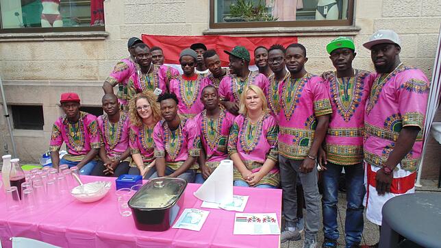 Flüchtlinge aus Gambia haben eine Musikgruppe gegründet.