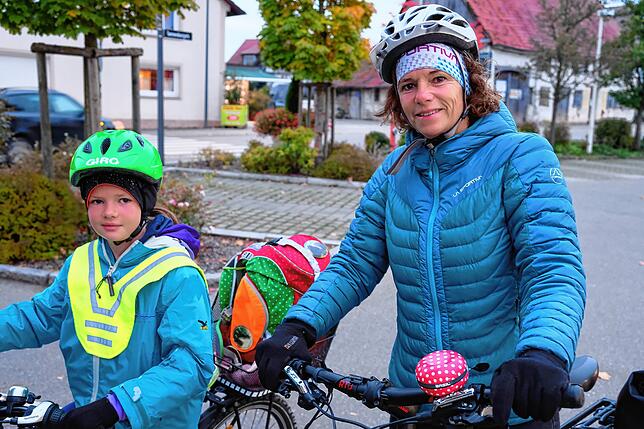 Manuela Keinath begleitet ihre Tochter auf dem Rad in die Schule.