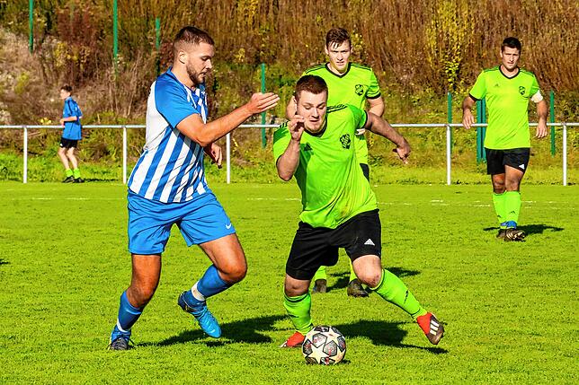 Bild 7: SV Karsau verteidigt die Tabellenspitze durch einen 4:2-Erfolg gegen Verfolger Spvgg. Wehr