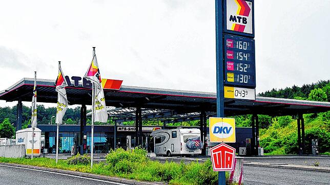 Die Tankstelle der Autobahn-Raststätte Hegau-Ost wurde bereits 2016 überfallen (Archivbild), damals von zwei bewaffneten Männern. Nun ...