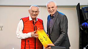 Bürgermeister Gallus Strobel dankt seinem Stellvertreter Reinhard Storz mit einer kleinen Geste für sein Engagement während seiner ...