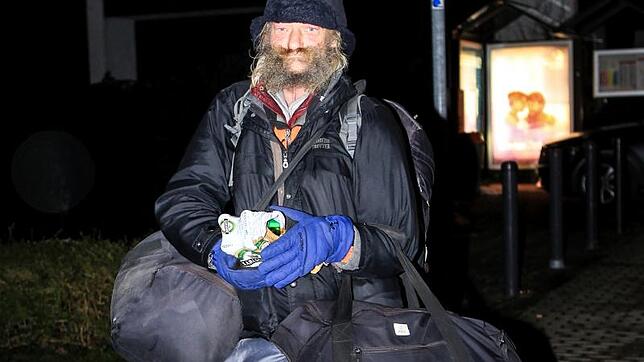 Werner Husemann am Wallhauser Hafen auf dem Weg zur Bushaltestelle Linzgaublick. Dort schlägt er in aller Regel sein Nachtlager auf.