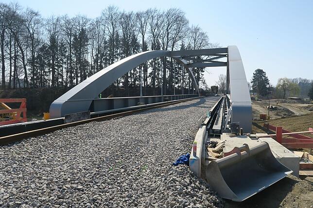 Bild 8: Riesenbaustelle B&nbsp;31-neu: Die neue Bahnbrücke steht