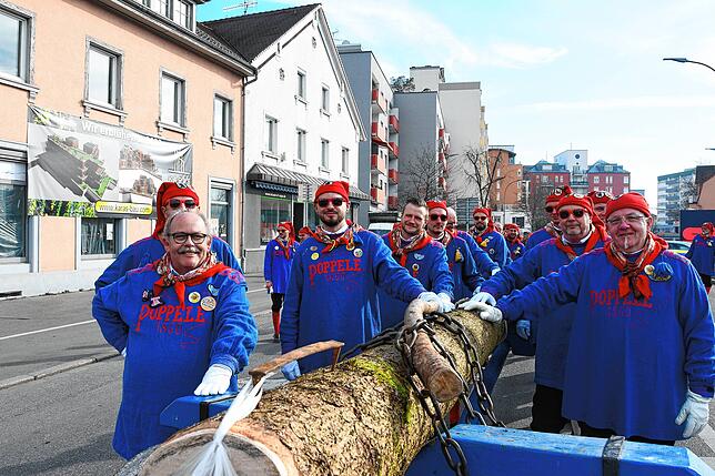 Bild 25: Am Ende hat auch Festkleben nichts genützt: So war der Rathaussturm in Singen